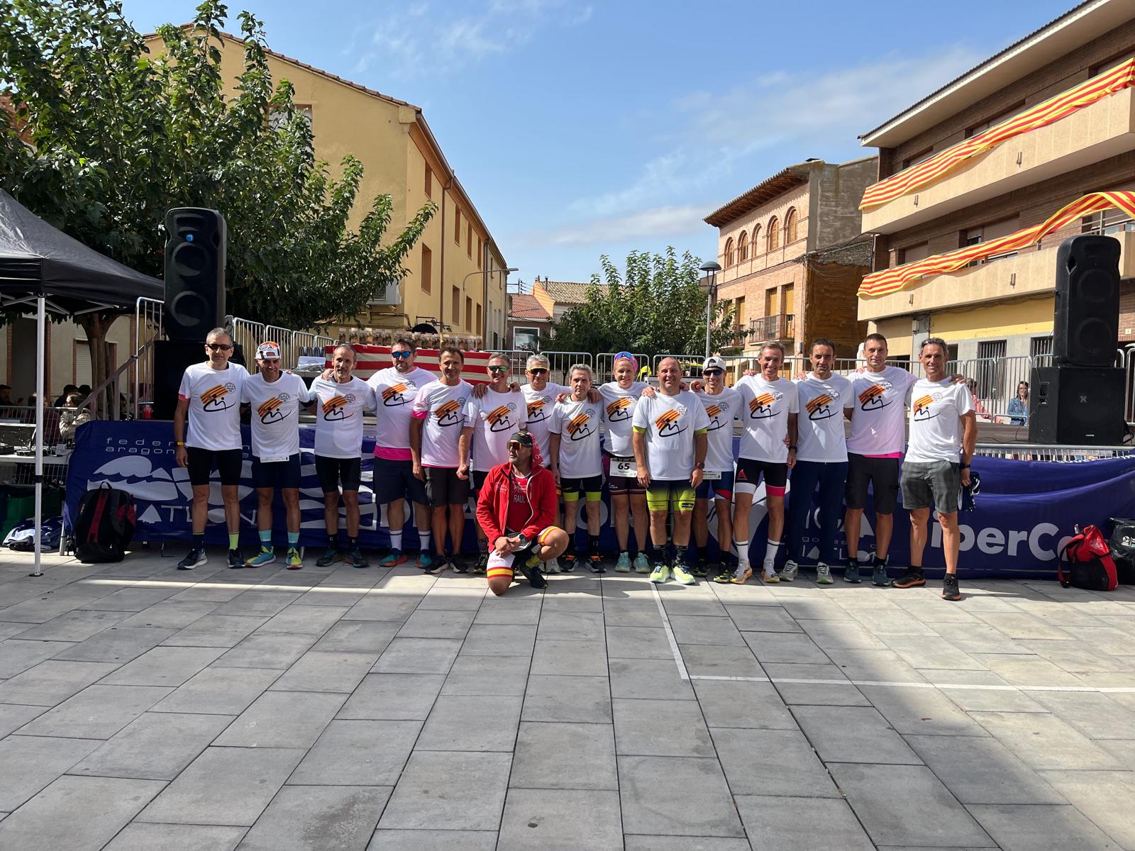 Equipo de running con camisetas personalizadas por TEAM CO en una carrera popular