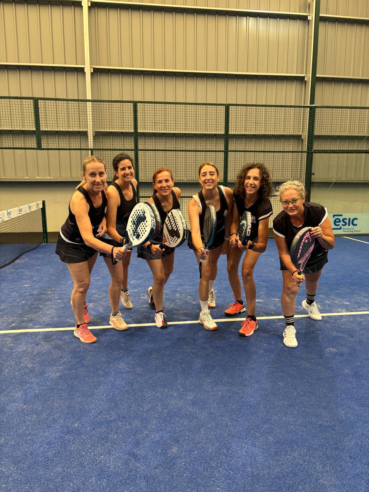 Equipo femenino de pádel con prendas personalizadas por TEAM CO