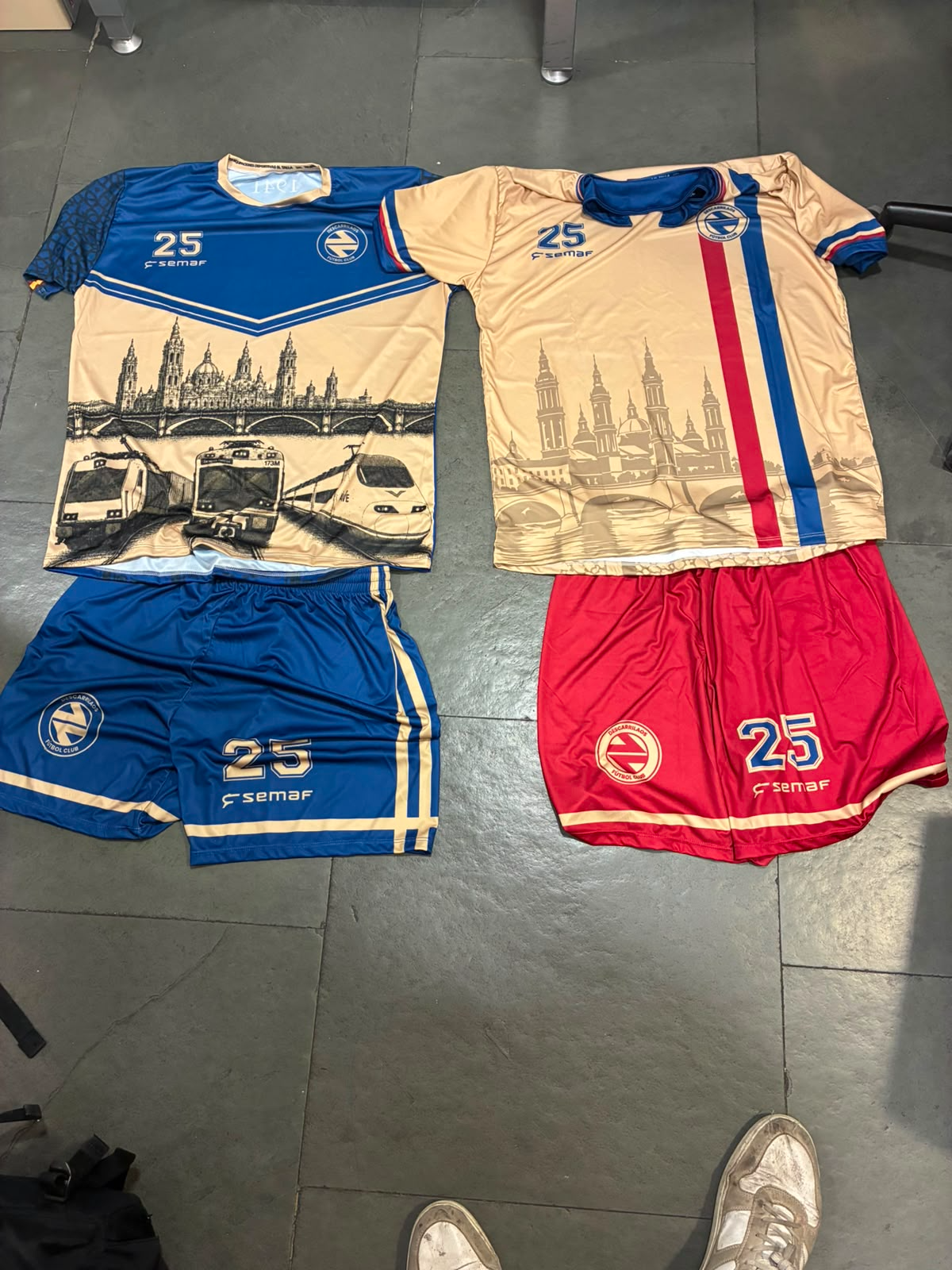 Equipaciones de fútbol sala personalizadas con diseño de Zaragoza realizadas por TEAM CO