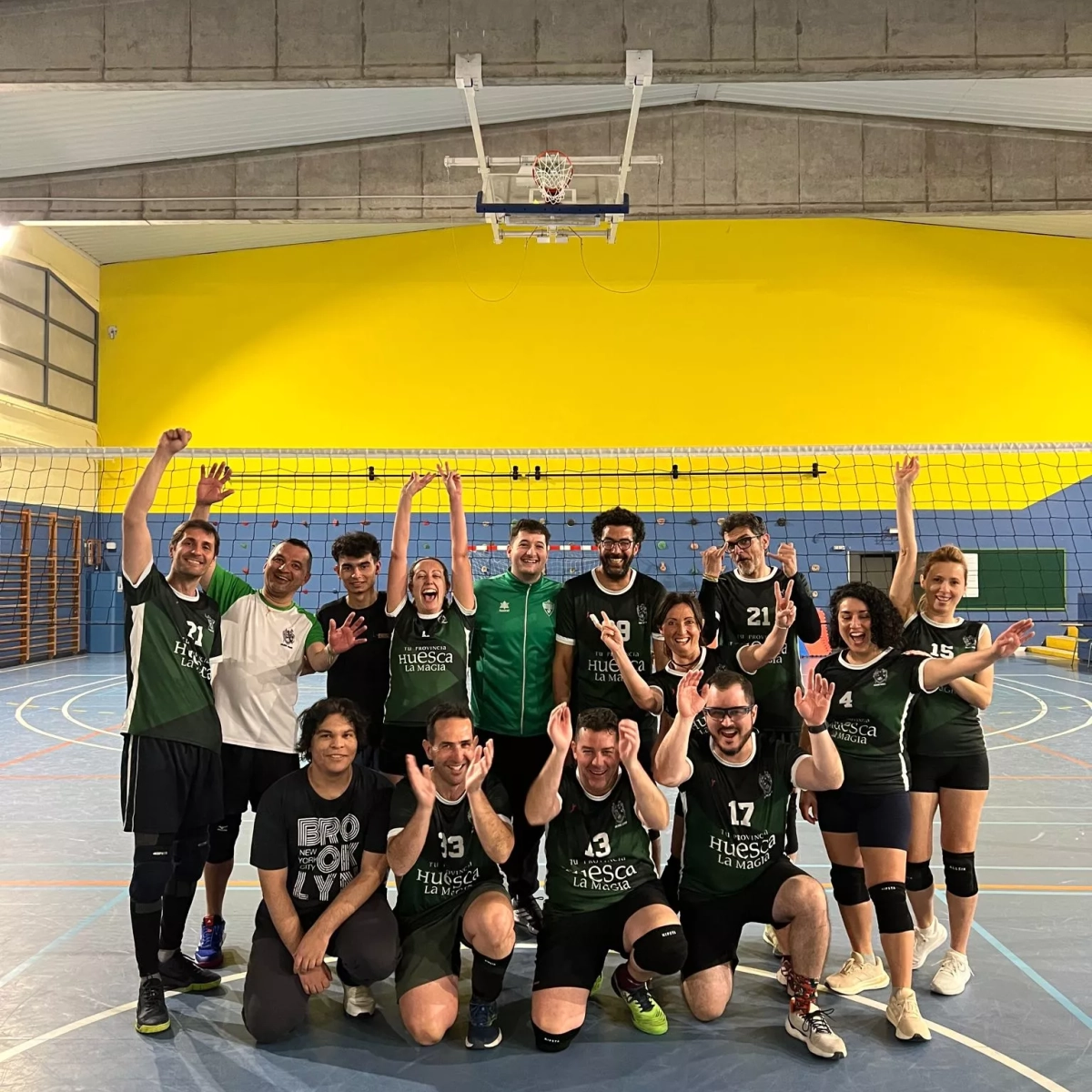 Equipo de voleibol de Huesca con equipación de TEAM CO