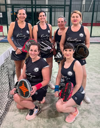 Jugadoras de pádel con palas en Zaragoza