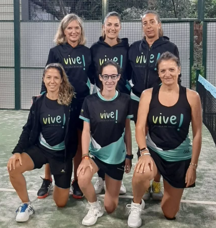 Equipo femenino de pádel en pista