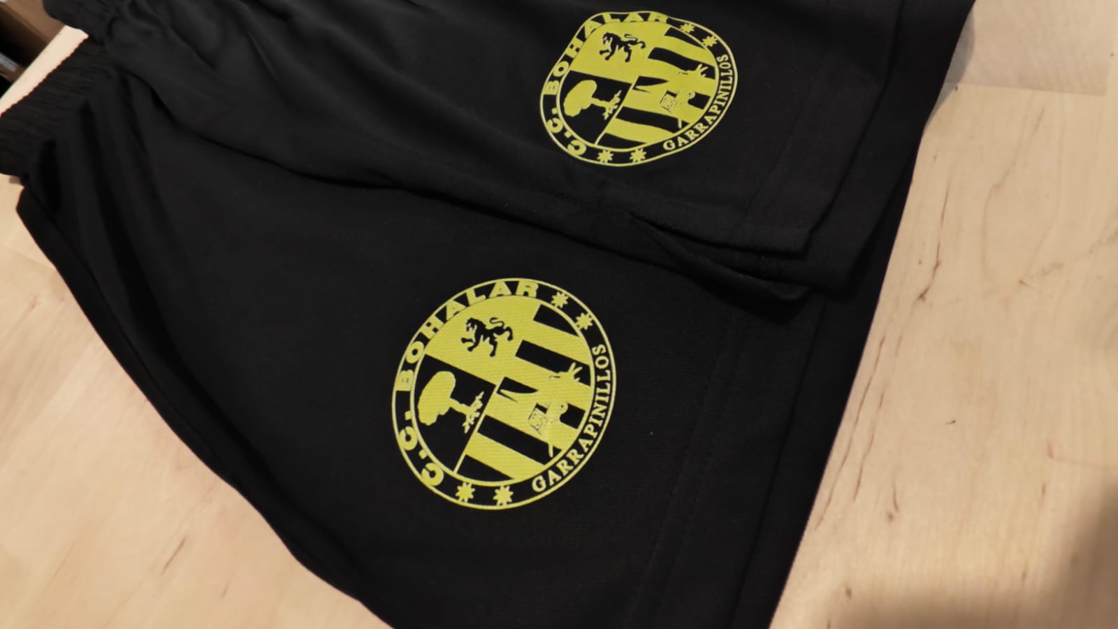 Pantalon corto Mercury con escudo dtf serigrafiado en team Co equipaciones deportivas